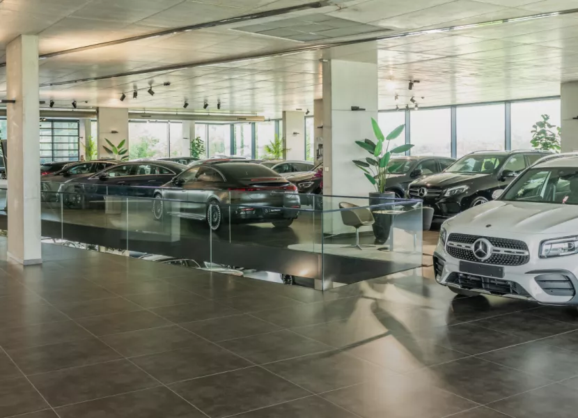 Clone of Van Mossel Mercedes-Benz ouvre des portes numériques